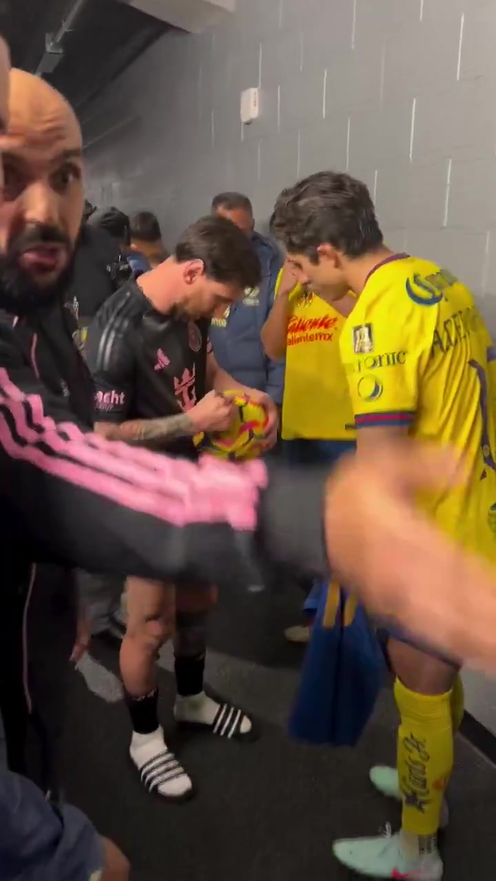 金年会体育阿根廷5A景点！友谊赛之后，对方球员排队找梅西要签名