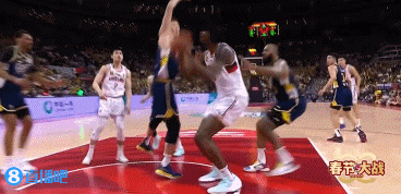 jinnianhui金年会🖐成功防守并拿下球权！王少杰篮下大帽克劳福德&球打后者出界