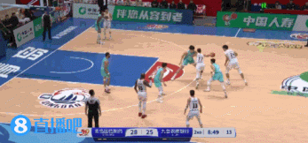 金年会金字招牌诚信至上防守面积很大！杨瀚森换防基兹林克直接帽掉三分&后者再送犯规