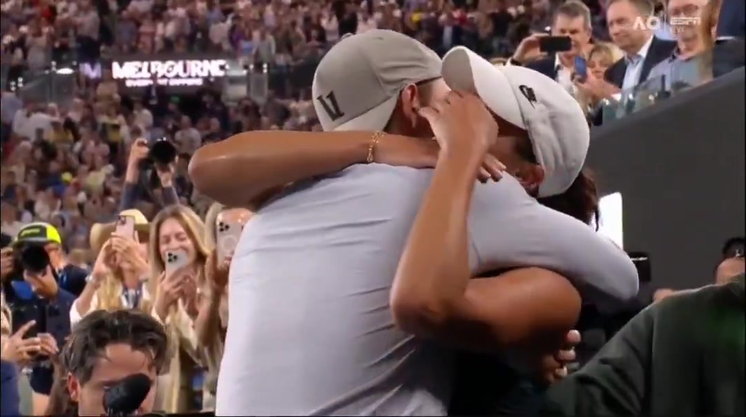 jinnianhui金年会“师徒”夫妻！凯斯夺冠后与教练&丈夫激动亲吻，两人11月刚完婚