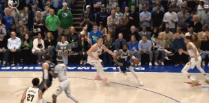 金年会体育一年前的今天 欧文左手超远抛投划过约基奇指尖 神来之笔绝杀掘金