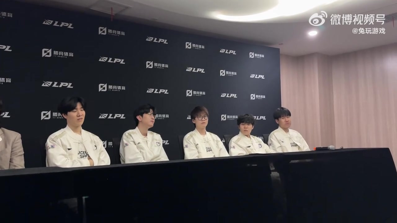 金年会体育哥几个隔着演小品呢？iG五人”话筒风云“：这话筒没用，只是装饰