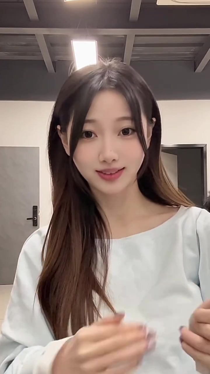 金年会金字招牌诚信至上官方主持阿芙分享视频：昨日老头杯后台敷衍手势舞一则~