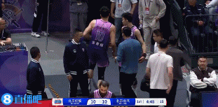 金年会金字招牌信誉至上希望没事啊！邹雨宸出现崴脚 单腿跳着返回更衣室