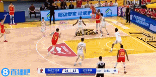 金年会金字招牌诚信至上冲劲十足！吴骁坚决攻击篮筐 转身顶开防守强攻上篮得手