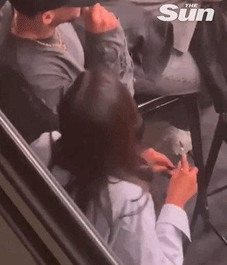 金年会体育女大三抱金砖！太阳报：鲁本-迪亚斯与女友看比赛，吻女友脖颈