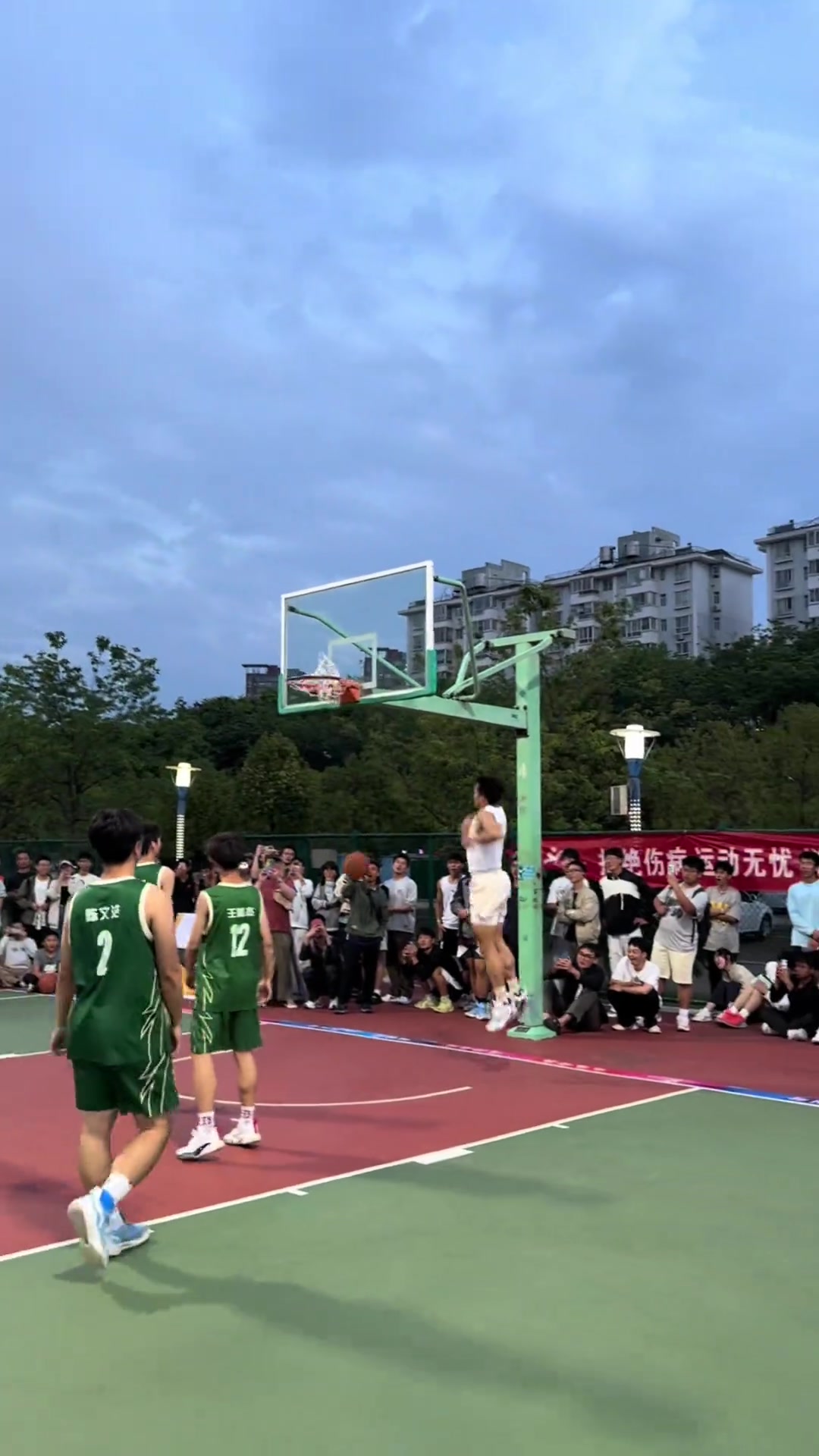 金年会金字招牌诚信至上野球场上滑翔暴扣！矣进宏晒视频：这氛围太棒 珍惜当下