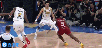 金年会金字招牌信誉至上👏防守反击一气呵成！巴里-布朗飞身断球反击接回传打成2+1