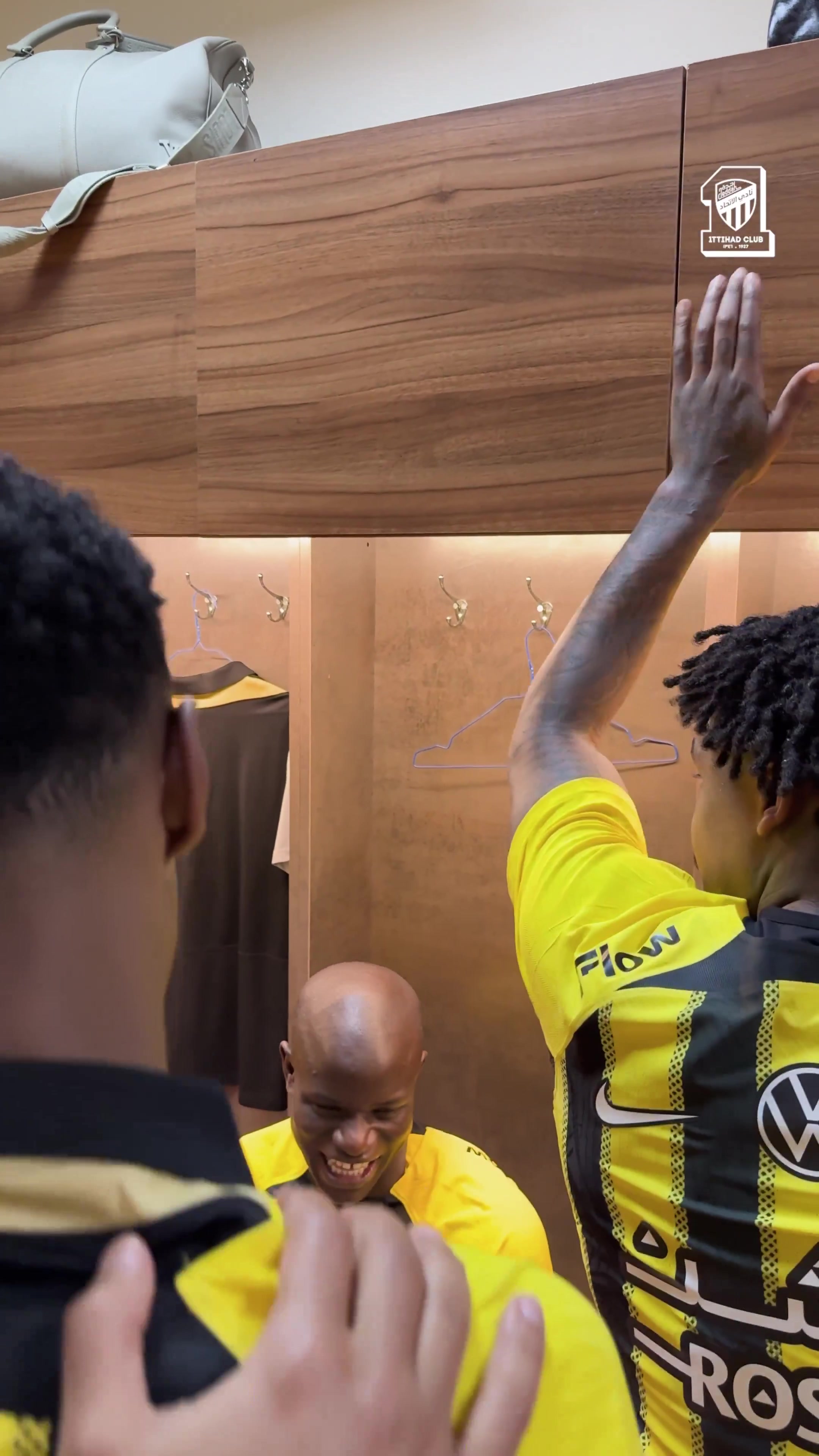 金年会金字招牌信誉至上欺负老实人是吧🤣坎特在更衣室害羞坐着，被队友强行拽起来庆祝