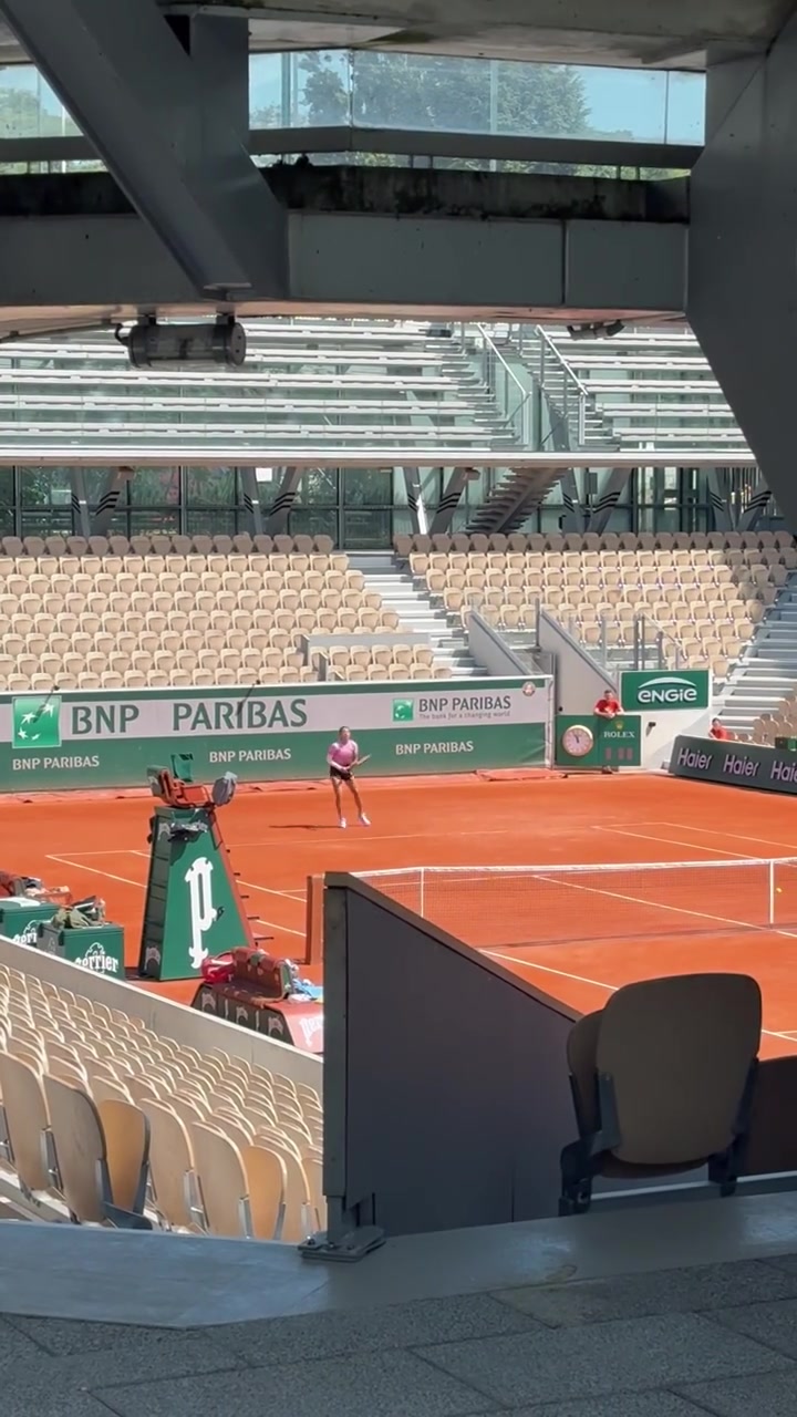 金年会金字招牌诚信至上最后冲刺！郑钦文抵达巴黎开启训练备战法网，去年打进女单32强