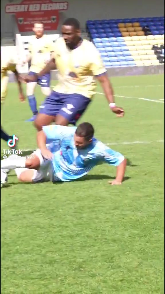 金年会金字招牌诚信至上胖了🥵34岁已退役的阿扎尔参加慈善赛，带球时不慎滑倒