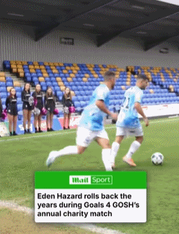 金年会金字招牌诚信至上胖了🥵34岁已退役的阿扎尔参加慈善赛，带球时不慎滑倒