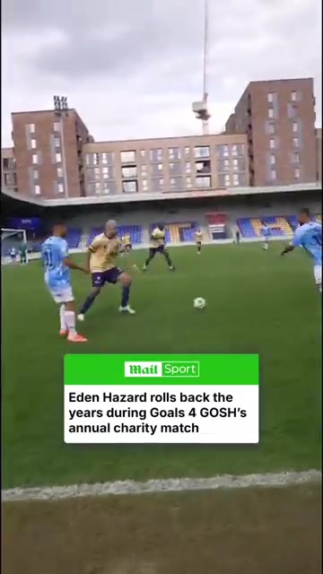 金年会金字招牌诚信至上胖了🥵34岁已退役的阿扎尔参加慈善赛，带球时不慎滑倒