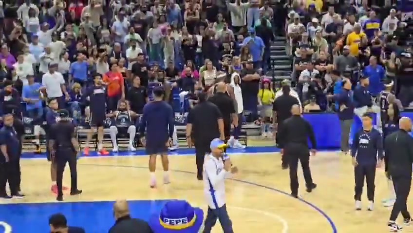 金年会金字招牌诚信至上狠抓下体🤬！考辛斯遭球迷狂泼饮料🌧暴走被五名保安死死摁住