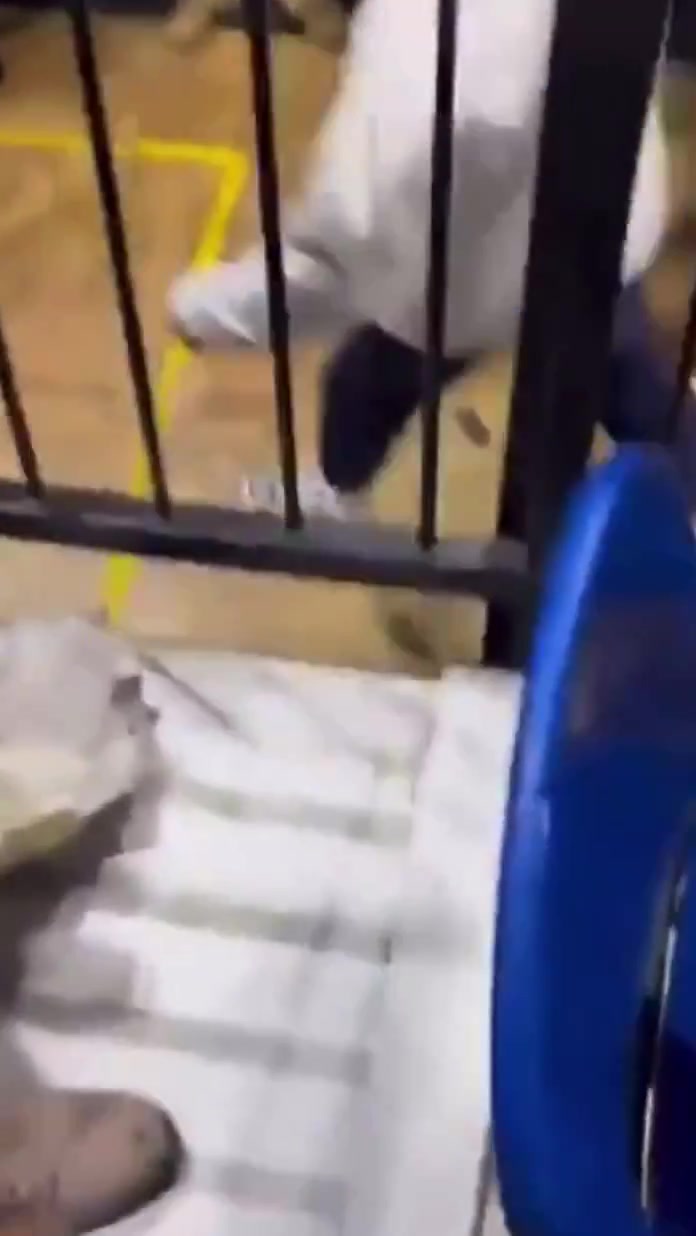 金年会金字招牌诚信至上狠抓下体🤬！考辛斯遭球迷狂泼饮料🌧暴走被五名保安死死摁住