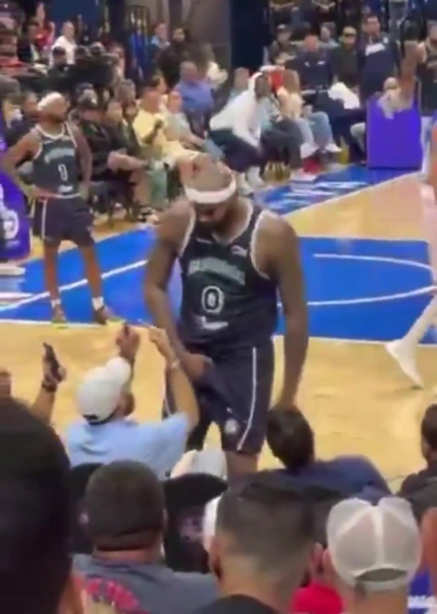 金年会金字招牌诚信至上狠抓下体🤬！考辛斯遭球迷狂泼饮料🌧暴走被五名保安死死摁住